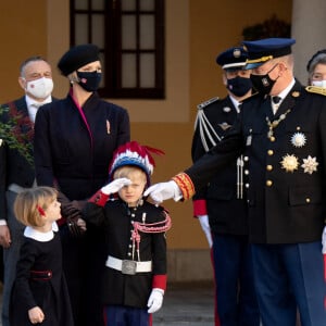 La princesse Charlène de Monaco, la princesse Gabriella de Monaco, comtesse de Carladès, le prince Jacques de Monaco, marquis des Baux, le prince Albert II de Monaco, la princesse Caroline de Hanovre - La famille princière assiste à une cérémonie de remise de médaille dans la cours du Palais de Monaco lors de la Fête Nationale 2020 de la principauté de Monaco le 19 novembre 2020. © David Nivière / Pool / Bestimage