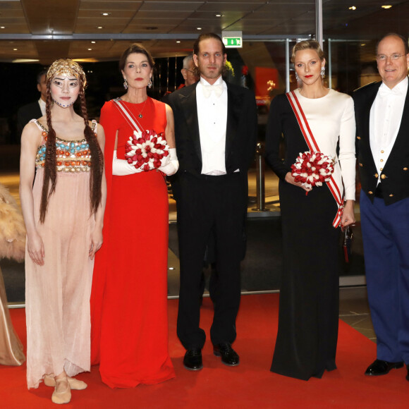 Beatrice Borromeo, la princesse Caroline de Hanovre, son fils Andrea Casiraghi, la princesse Charlene et le prince Albert II de Monaco - Soirée de gala au Grimaldi Forum le 19 novembre 2018 dans le cadre de la Fête Nationale Monégasque 2018. Cette année, c'est le ballet Samsom et Dalila de Camille Saint Saens avec l'orchestre philharmonique de Monte Carlo, les choeurs de Monte Carlo et les Ballets de l'Opéra de Shangai qui est joué sur la scène de la salle des Princes. © Claudia Albuquerque/ Bestimage