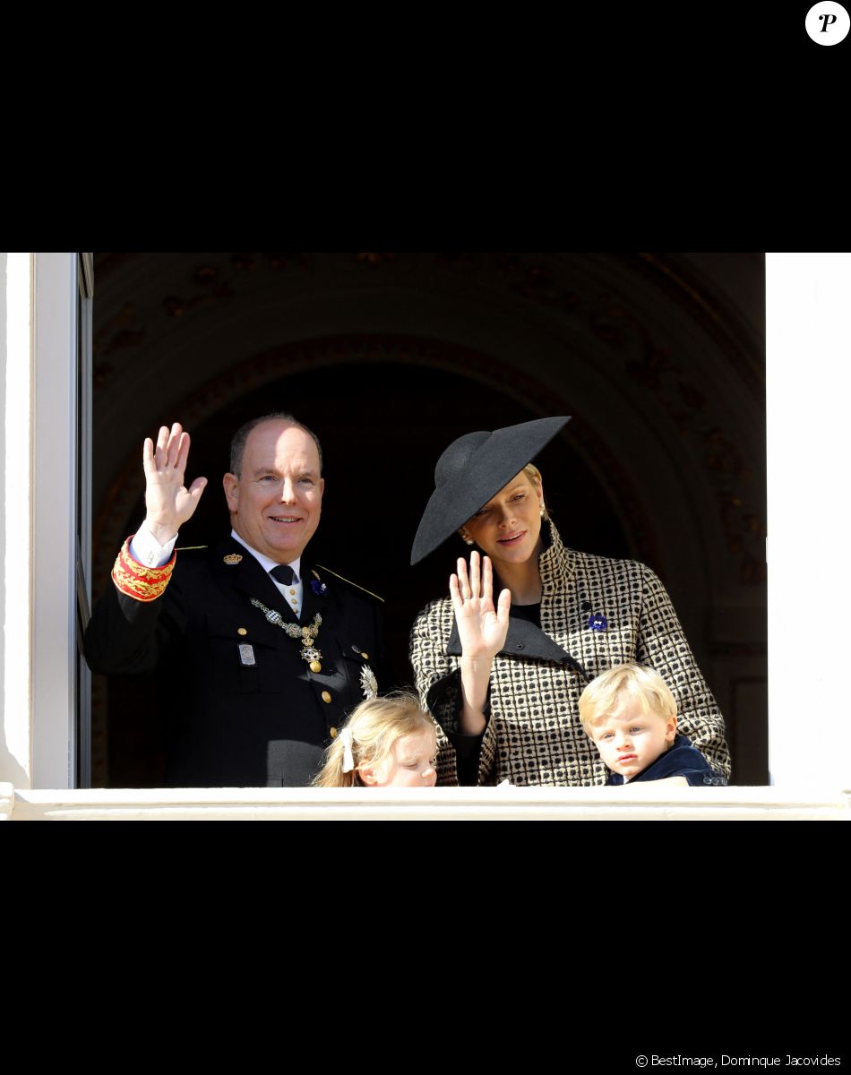 Le prince Albert II de Monaco, sa femme la princesse Charlene et leurs enfants, la princesse Gabriella et le prince Jacques - La famille princière de Monaco au balcon du palais lors de la fête nationale monégasque, à Monaco. Le 19 novembre 2018. © Dominque Jacovides / Bestimage