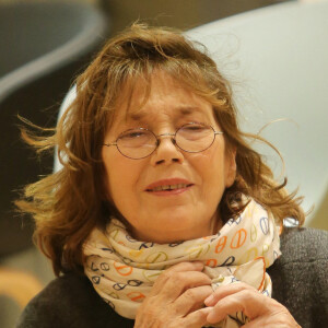 Jane Birkin dédicace son livre "Post-Scriptum" en compagnie de son chien lors d'une conférence de presse à Paris le 28 novembre 2019. © Jonathan Rebboah/Panoramic/Bestimage