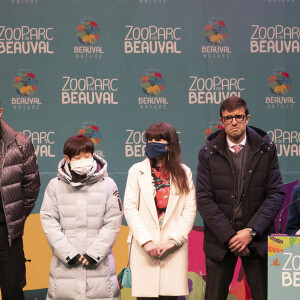 Delphine Delord, directrice générale du zoo de Beauval, le parrain Kylian Mbappé, La marraine Zhang Jiaqi (médaille d'or aux JO de Tokyo), au pupitre, madame Yu Jinsong, chargée d'affaires lors de la cérémonie des noms pour les deux bébés pandas nés en août dernier dans le parc zoologique "Zooparc de Beauval" en présence du parrain Kylian Mbappé le 18 novembre 2021. Les jumelles pandas s'appellent Fleur de Coton et Petite Neige (Yuandudu et Huanlili) © Zooparc de Beauval via Bestimage