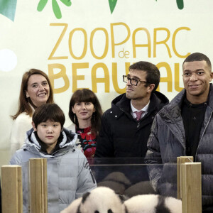 Madame Yu Jinsong, chargée d'affaire, Delphine Delord, directrice générale du zoo de Beauval, la marraine Zhang Jiaqi, le parrain Kylian Mbappé lors de la cérémonie des noms pour les deux bébés pandas nés en août dernier dans le parc zoologique "Zooparc de Beauval" en présence du parrain Kylian Mbappé le 18 novembre 2021. Les jumelles pandas s'appellent Fleur de Coton et Petite Neige (Yuandudu et Huanlili) © Zooparc de Beauval via Bestimage