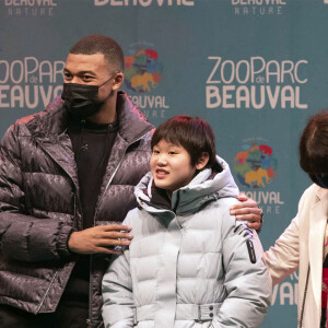 La marraine Zhang Jiaqi (médaille d'or aux JO de Tokyo) et le parrain Kylian Mbappé lors de la cérémonie des noms pour les deux bébés pandas nés en août dernier dans le parc zoologique "Zooparc de Beauval" en présence du parrain Kylian Mbappé le 18 novembre 2021. Les jumelles pandas s'appellent Fleur de Coton et Petite Neige (Yuandudu et Huanlili) © Zooparc de Beauval via Bestimage