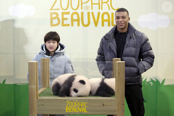 La marraine Zhang Jiaqi (médaille d'or aux JO de Tokyo) et le parrain Kylian Mbappé lors de la cérémonie des noms pour les deux bébés pandas nés en août dernier dans le parc zoologique "Zooparc de Beauval" en présence du parrain Kylian Mbappé. Les jumelles pandas s'appellent Fleur de Coton et Petite Neige (Yuandudu et Huanlili) © Zooparc de Beauval via Bestimage