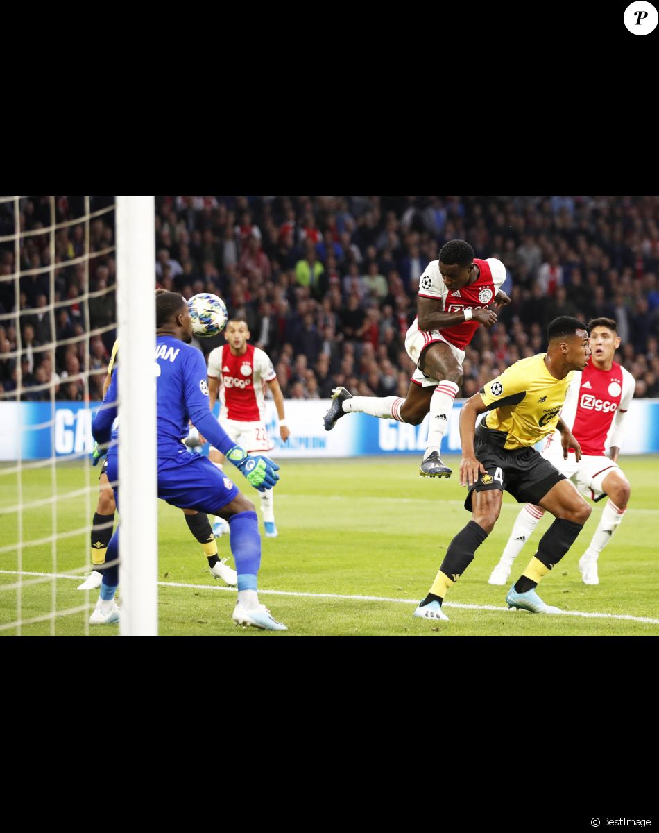 Quincy Promes (Ajax) marque le premier but pour l'Ajax lors du match UEFA Ligue des Champions opposant l'Ajax Amsterdam au LOSC Lille au stade Johan Cruijff à Amsterdam, Pays-Bas, le 17 septembre 2019.