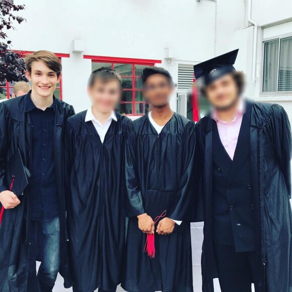 Aurélien Enthoven pose avec ses camarades le jour de leur "graduation", le 31 mai 2019.