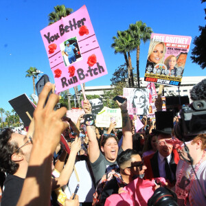 Les supporters de Britney Spears fêtent la fin de sa tutelle lors du Britney Spears Rally à Los Angeles.