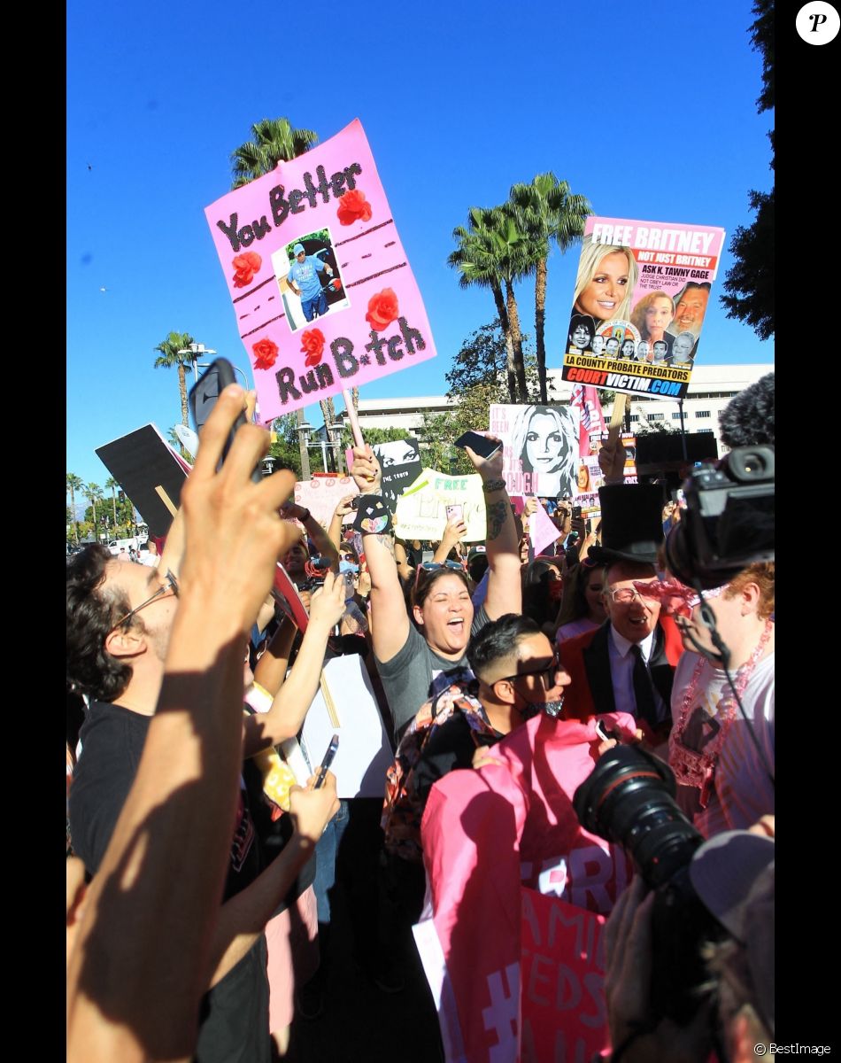Les supporters de Britney Spears fêtent la fin de sa tutelle lors du Britney Spears Rally à Los Angeles.