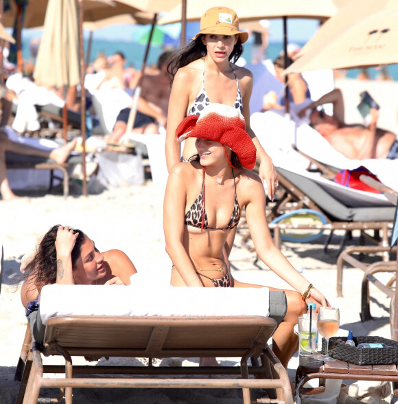 Bella Hadid profite d'un après-midi ensoleillé à la plage. Miami, le 13 novembre 2021.