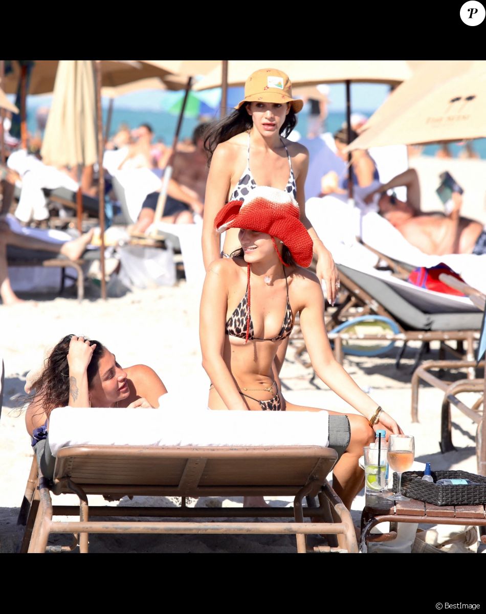 Bella Hadid profite d'un après-midi ensoleillé à la plage. Miami, le 13 novembre 2021.