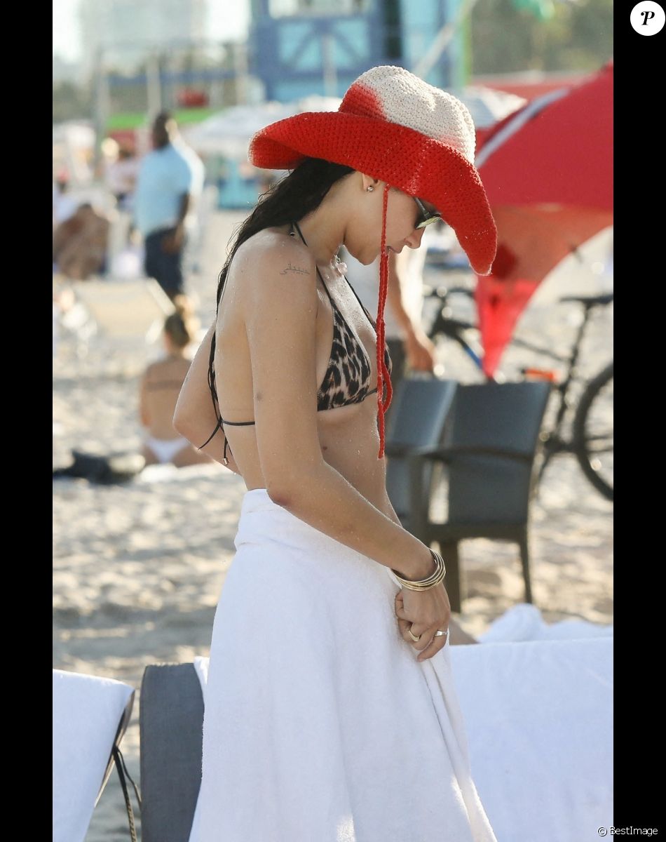 Bella Hadid profite d'un après-midi ensoleillé à la plage. Miami, le 13 novembre 2021.