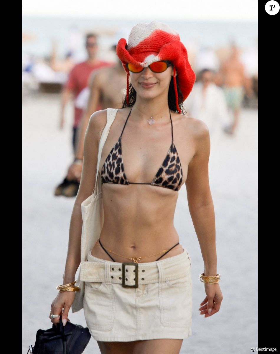 Bella Hadid profite d'un après-midi ensoleillé à la plage. Miami, le 13 novembre 2021.