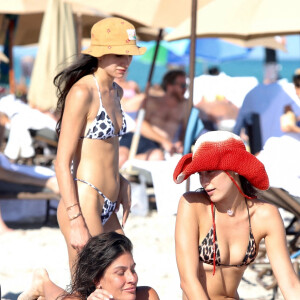 Bella Hadid profite d'un après-midi ensoleillé à la plage. Miami, le 13 novembre 2021.
