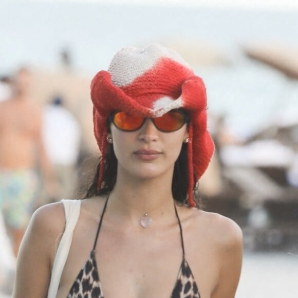 Bella Hadid profite d'un après-midi ensoleillé à la plage. Miami, le 13 novembre 2021.