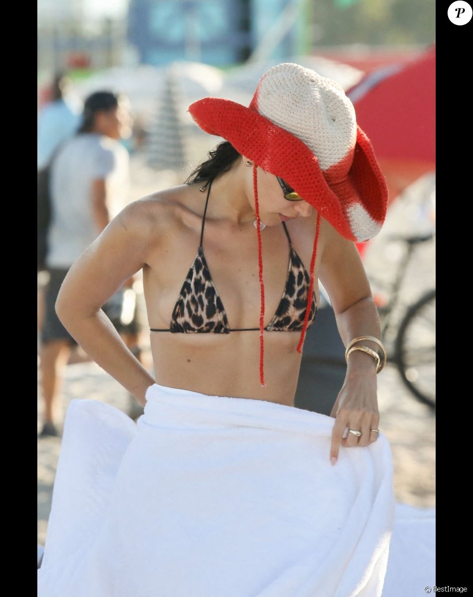 Bella Hadid profite d'un après-midi ensoleillé à la plage. Miami, le 13 novembre 2021.