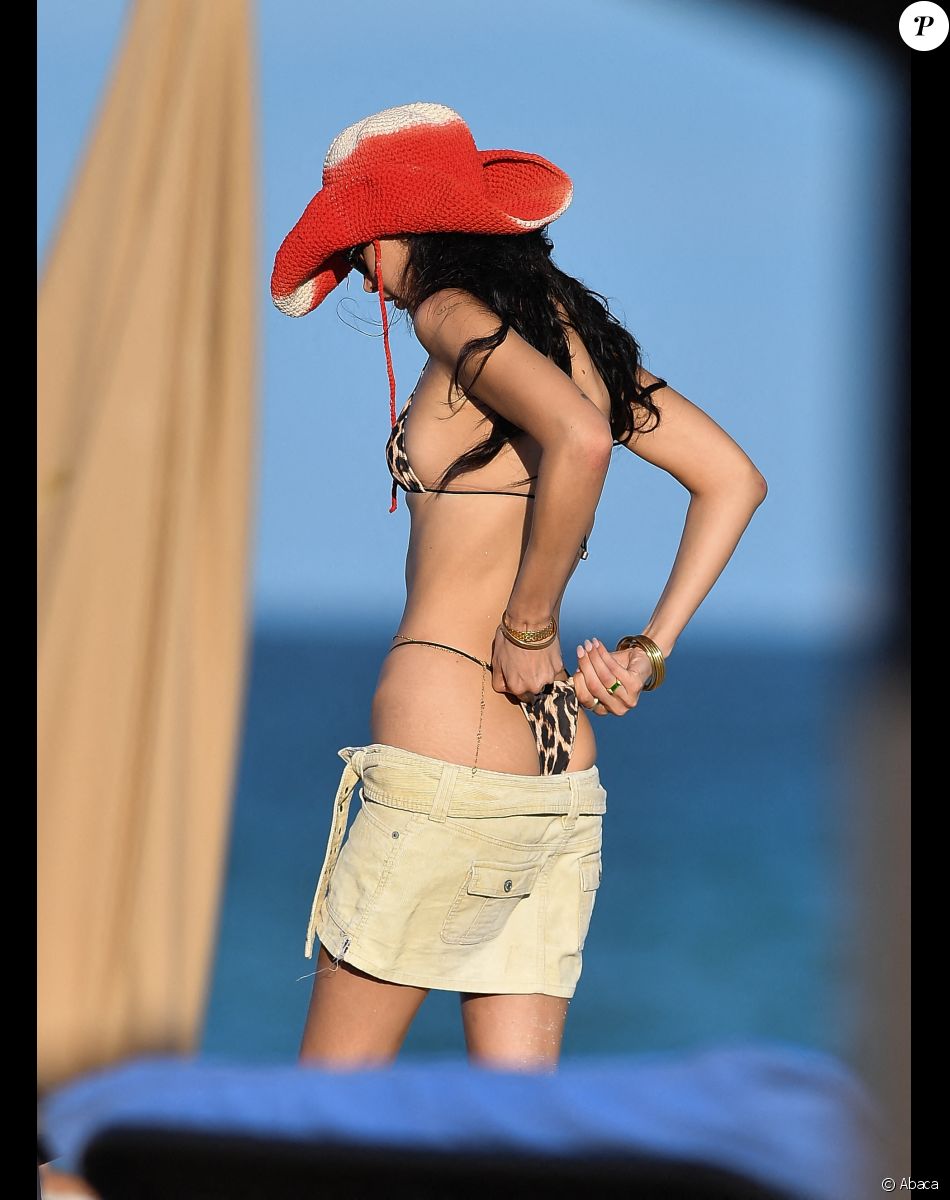 Bella Hadid profite d'un après-midi ensoleillé à la plage. Miami, le 13 novembre 2021.