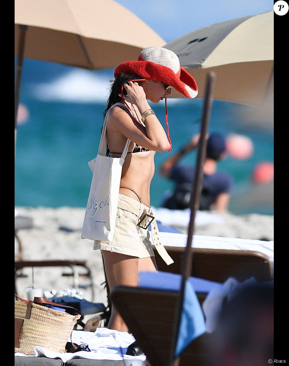 Bella Hadid profite d'un après-midi ensoleillé à la plage. Miami, le 13 novembre 2021.
