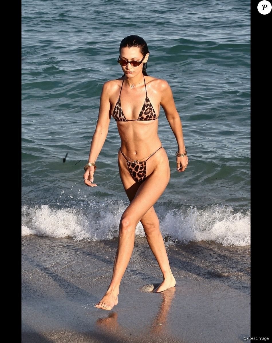 Bella Hadid à la plage à Miami, le 13 novembre 2021.