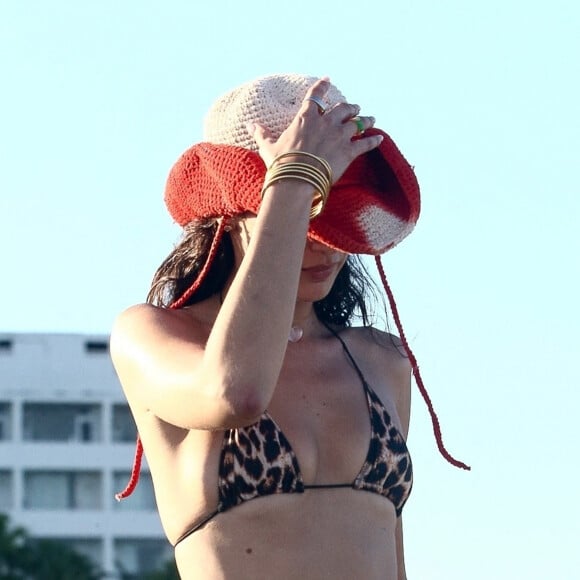Bella Hadid à la plage à Miami, le 13 novembre 2021.