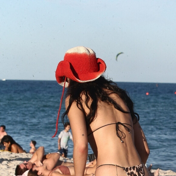 Bella Hadid et son petit ami Marc Kalman à la plage à Miami, le 13 novembre 2021.