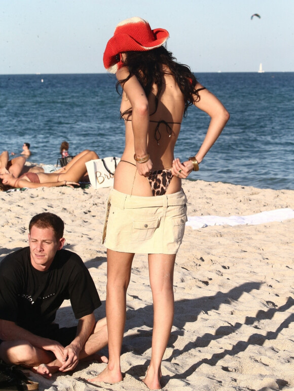 Bella Hadid et son petit ami Marc Kalman à la plage à Miami, le 13 novembre 2021.