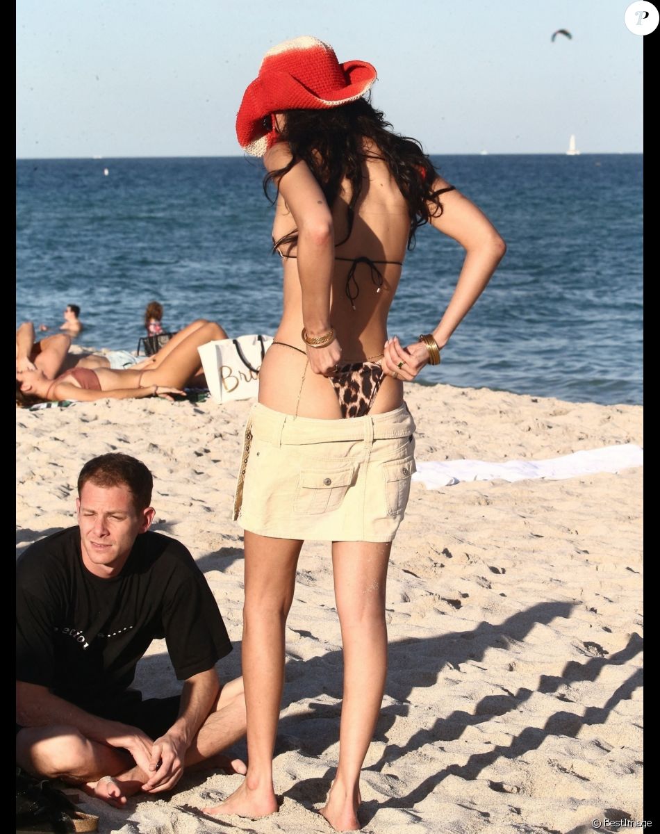 Bella Hadid et son petit ami Marc Kalman à la plage à Miami, le 13 novembre 2021.