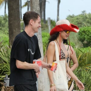 Bella Hadid et son petit ami Marc Kalman à la plage à Miami