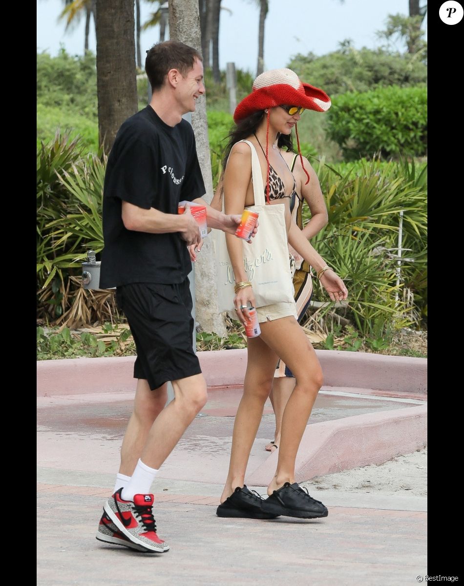 Bella Hadid et son petit ami Marc Kalman à la plage à Miami