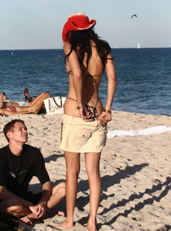 Bella Hadid et son petit ami Marc Kalman à la plage à Miami, le 13 novembre 2021.