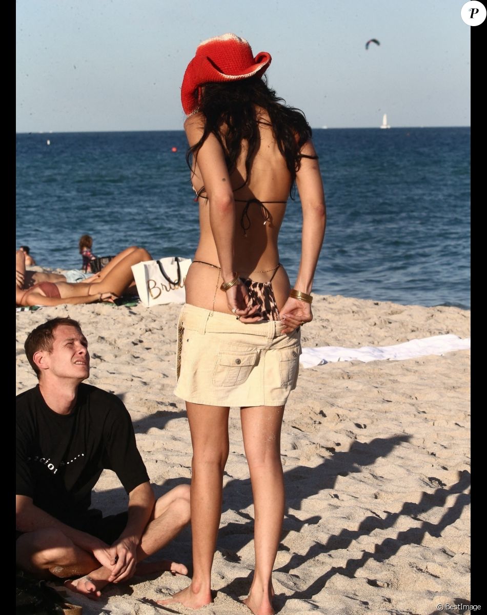 Bella Hadid et son petit ami Marc Kalman à la plage à Miami, le 13 novembre 2021.
