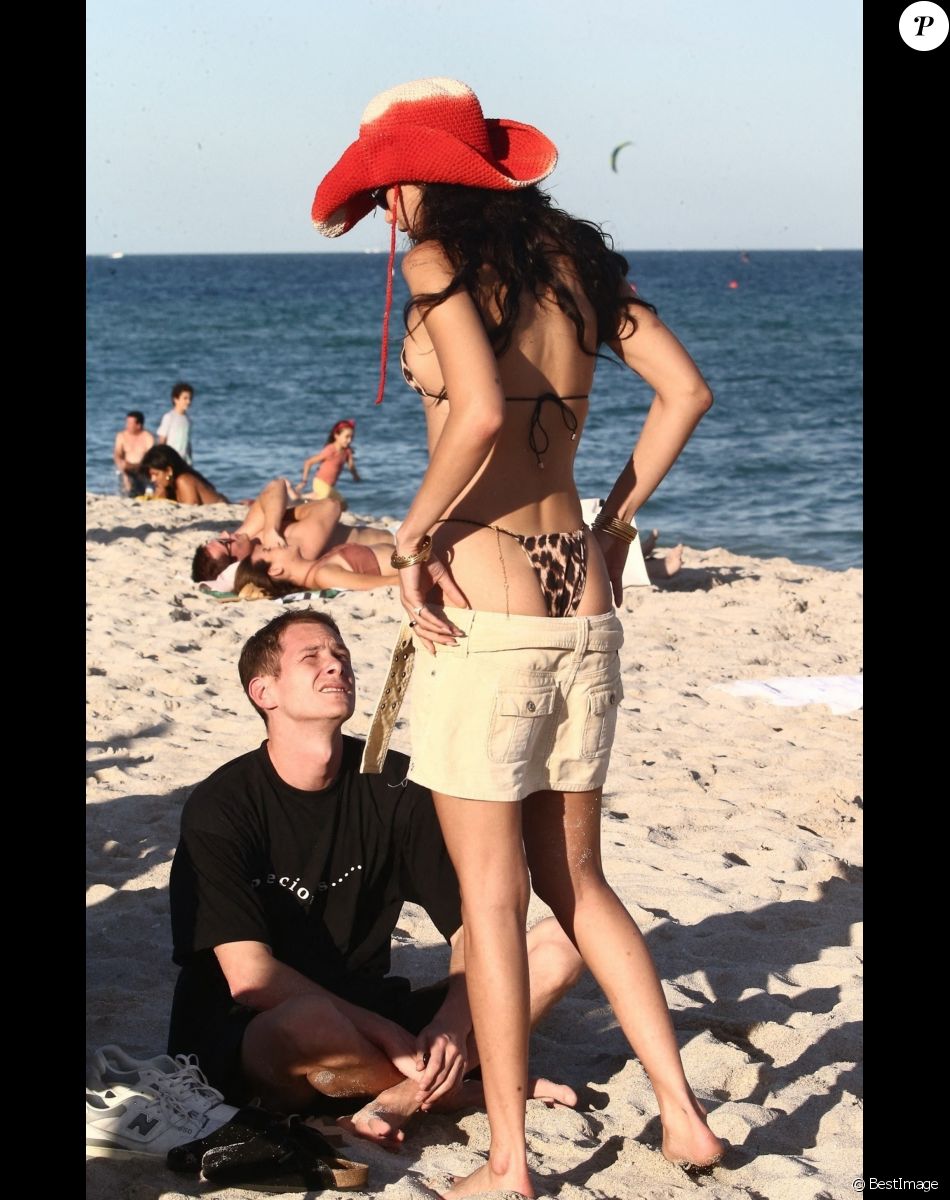 Bella Hadid et son petit ami Marc Kalman à la plage à Miami, le 13 novembre 2021.