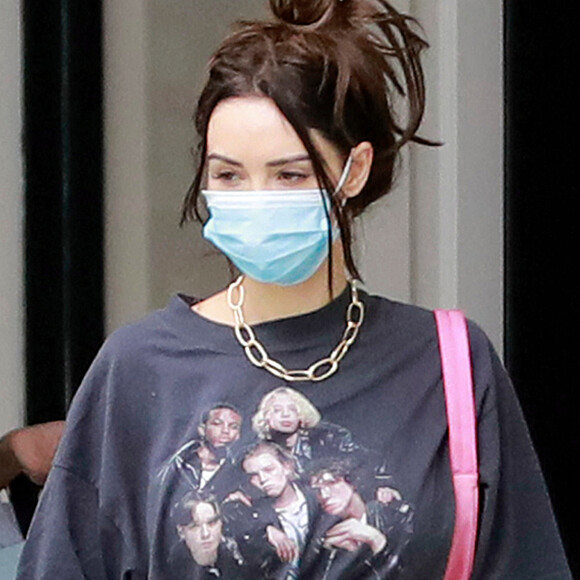 Exclusif - Nabilla Benattia et son compagnon Thomas Vergara sont allés faire des courses au supermarché Gelson au Century Mall. Arrivés depuis peu aux Etats-Unis, car Nabilla doit subir une opération sur ses prothèses mammaires. Le 23 juillet 2020