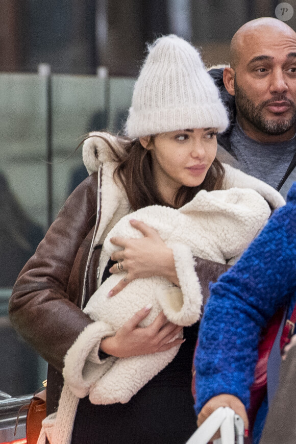 Exclusif - Nabilla Benattia et son fils Milann arrivent à la Gare de Lyon pour prendre un train pour Genève, le 8 novembre 2019.