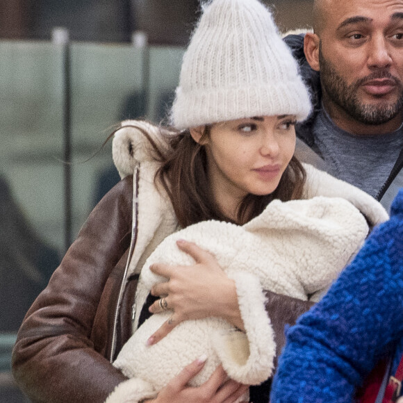 Exclusif - Nabilla Benattia et son fils Milann arrivent à la Gare de Lyon pour prendre un train pour Genève, le 8 novembre 2019.