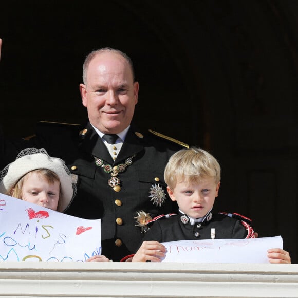 Le prince Albert II de Monaco et ses enfants, le prince héréditaire Jacques de Monaco et sa soeur la princesse Gabriella de Monaco - La famille princière de Monaco apparaît au balcon du palais lors de la fête nationale de Monaco, le 19 novembre 2021. © Bebert-Jacovides/Bestimage