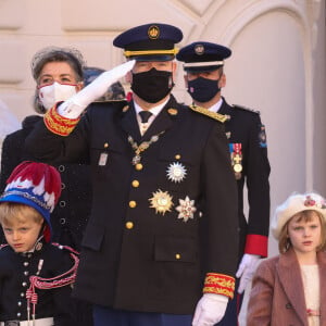 La princesse Caroline de Hanovre, le prince héréditaire Jacques de Monaco, le prince Albert II de Monaco, la princesse Gabriella de Monaco - La famille princière de Monaco lors de le prise d'Armes, remise d'insignes et défilé militaire sur la place du Palais lors de la fête nationale de Monaco, le 19 novembre 2021. © Jean-Charles Vinaj/Pool Monaco/Bestimage