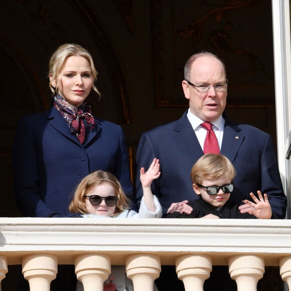 Le prince Albert II de Monaco, sa femme la princesse Charlène et leurs enfants le prince héréditaire Jacques et la princesse Gabriella ont assité depuis un balcon du Palais à la traditionnelle procession durant la célébration de la Sainte Dévote, Sainte patronne de Monaco, à Monaco le 27 janvier 2020. © Bruno Bebert / Bestimage