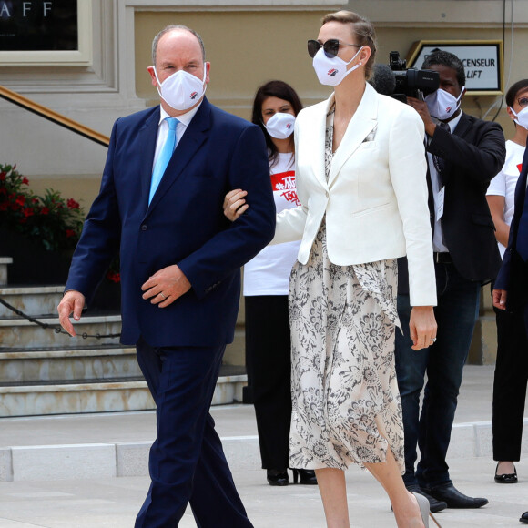 Le prince Albert II de Monaco, la princesse Charlène de Monaco - Le 2 juin 2020 à Monaco, ce jour marque l'inauguration par le couple princier de la nouvelle architecture de la Place du Casino. © Claudia Albuquerque / Bestimage