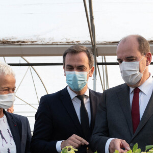 Brigitte Klinkert, ministre déléguée à l'insertion, Olivier Véran, ministre de la santé et Jean Castex, Premier ministre lors de la visite du pôle d'activités sociales et environnementales Lil'Ô à L'Île-Saint-Denis le 21 septembre 2021.