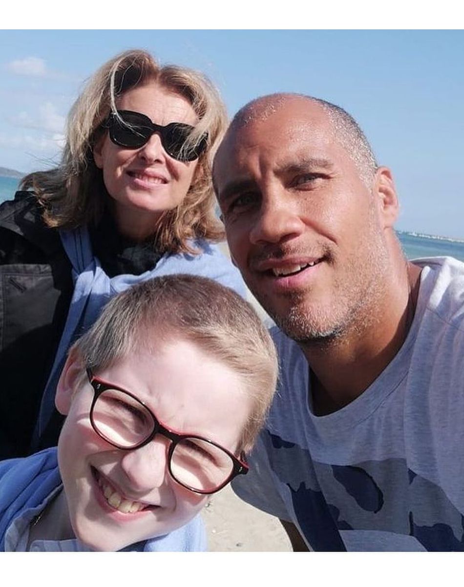Photo de Valérie Trierweiler, Romain Magellan et le jeune Maxence dont ils étaient les marraine et parrain avec l'association Max I Mom