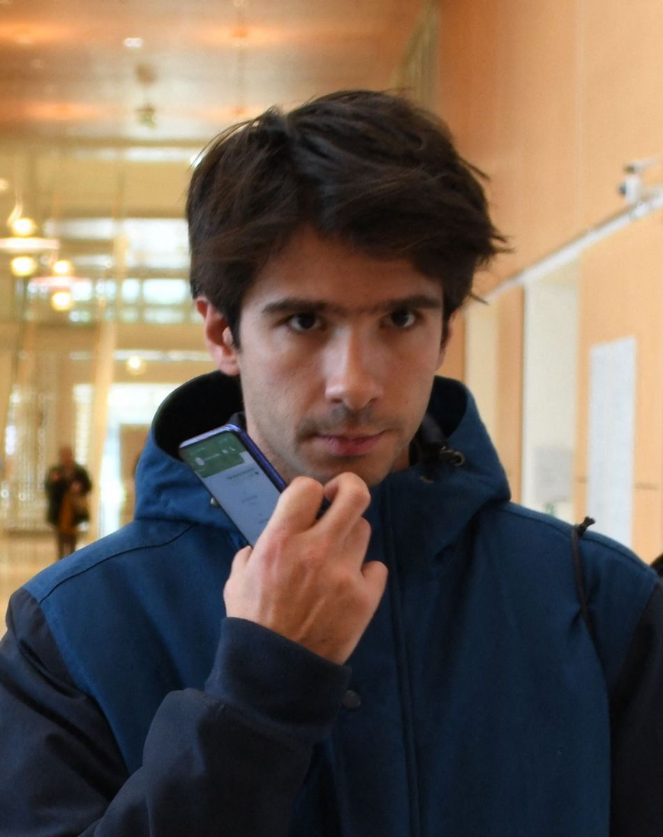 Info - L'avocat Juan Branco mis en examen pour "viol" - Info - Visé par une enquête pour viol, l’avocat Juan Branco placé en garde à vue - Exclusif - Juan Branco au Palais de justice de Paris, attend de savoir s'il peut défendre son client Piotr Pavlenski qui apparemment ne l'a pas désigné comme avocat, le 18 février 2020. No Web no Blog Belgique/Suisse