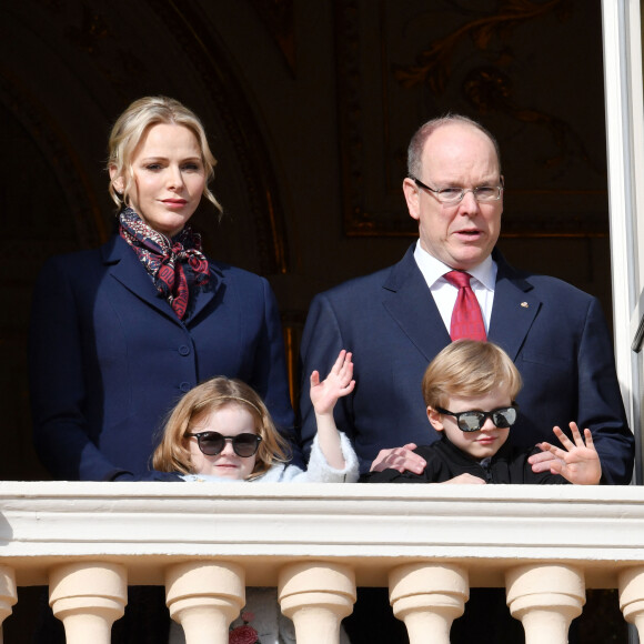 Le prince Albert II de Monaco, sa femme la princesse Charlène et leurs enfants le prince héréditaire Jacques et la princesse Gabriella ont assité depuis un balcon du Palais à la traditionnelle procession durant la célébration de la Sainte Dévote, Sainte patronne de Monaco, à Monaco le 27 janvier 2020. © Bruno Bebert / Bestimage