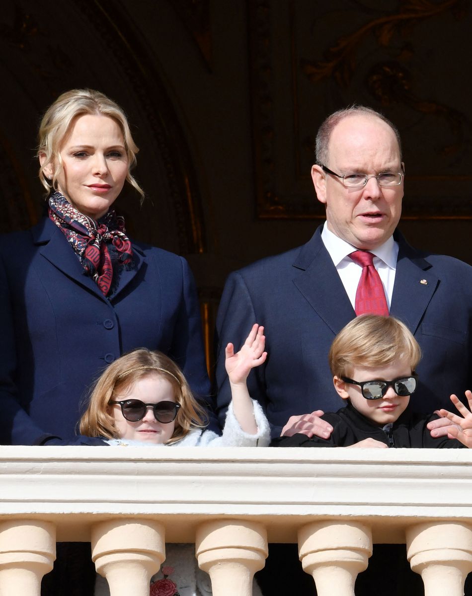Le prince Albert II de Monaco, sa femme la princesse Charlène et leurs enfants le prince héréditaire Jacques et la princesse Gabriella ont assité depuis un balcon du Palais à la traditionnelle procession durant la célébration de la Sainte Dévote, Sainte patronne de Monaco, à Monaco le 27 janvier 2020. © Bruno Bebert / Bestimage