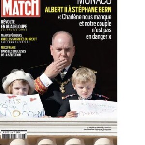 Albert de Monaco donne des nouvelles de la princesse Charlene à Stéphane Bern, dans le "Paris Match" du 24 novembre 2021.
