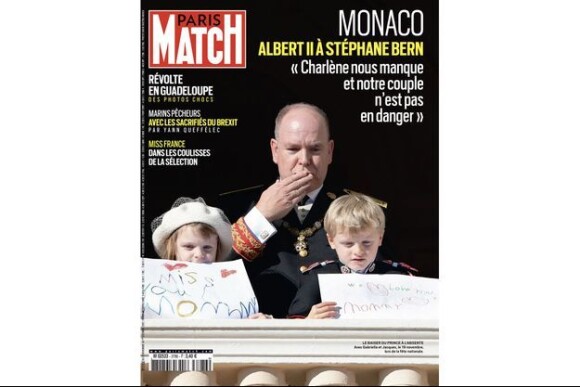 Albert de Monaco donne des nouvelles de la princesse Charlene à Stéphane Bern, dans le "Paris Match" du 24 novembre 2021.