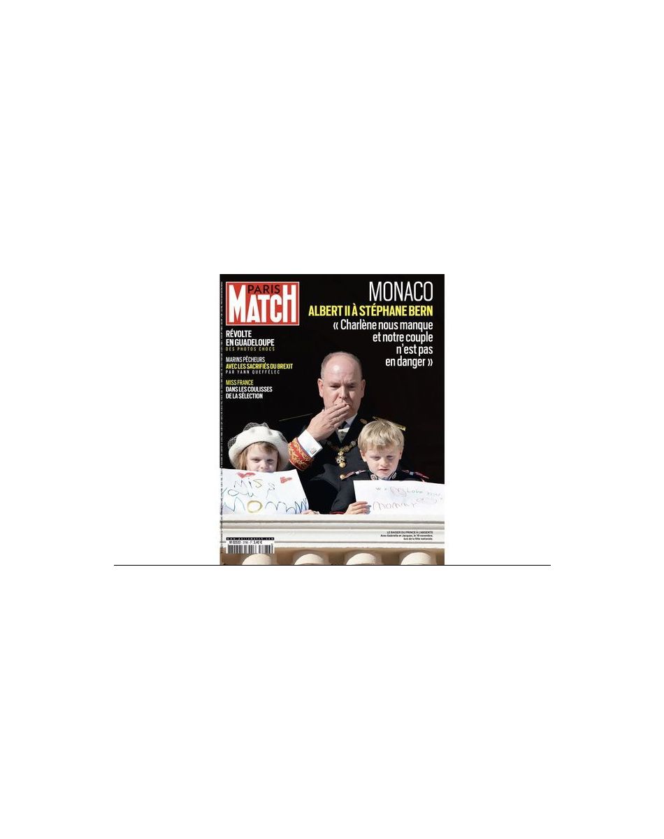 Albert de Monaco donne des nouvelles de la princesse Charlene à Stéphane Bern, dans le "Paris Match" du 24 novembre 2021.