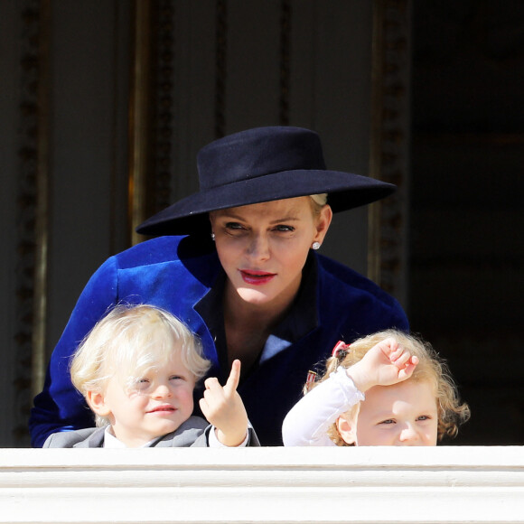 La princesse Charlène de Monaco, le prince Jacques de Monaco, marquis des Baux, et la princesse Gabriella de Monaco, comtesse de Carladès - La famille princière de Monaco au balcon du palais lors de la fête nationale monégasque, à Monaco, le 19 novembre 2017. © Dominique Jacovides/Bestimage