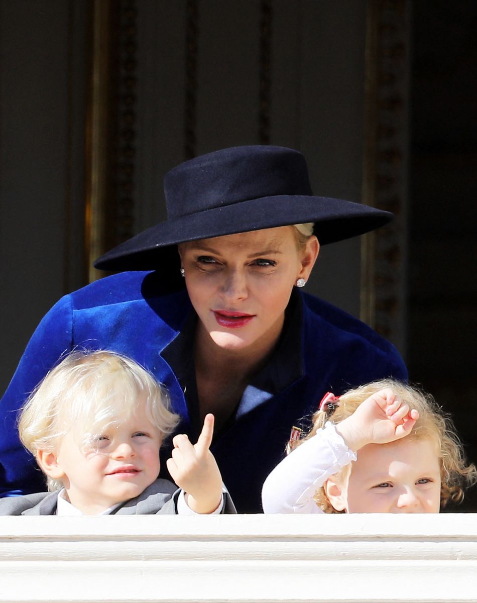 La princesse Charlène de Monaco, le prince Jacques de Monaco, marquis des Baux, et la princesse Gabriella de Monaco, comtesse de Carladès - La famille princière de Monaco au balcon du palais lors de la fête nationale monégasque, à Monaco, le 19 novembre 2017. © Dominique Jacovides/Bestimage