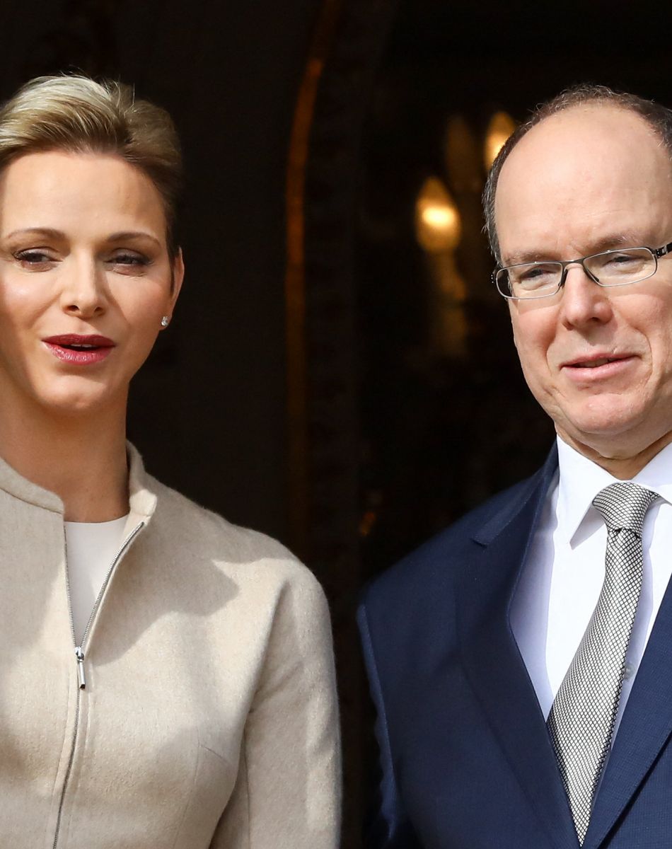 La princesse Charlène et le prince Albert II de Monaco au balcon du palais princier lors de la procession de la Sainte Dévote à Monaco. Le 27 janvier 2017. © Olivier Huitel / Pool restreint Monaco / Bestimage