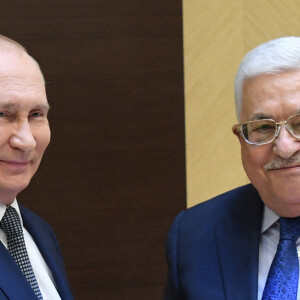 Vladimir Poutine (président de la Fédération de Russie), reçoit Mahmoud Abbas (Président de l'État de Palestine) à la résidence d'Etat "Botcharov Routcheï" à Sochi, le 22 novembre 2021.